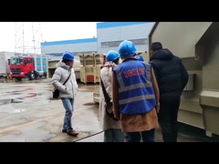 베트남의 고객들이 진공흡수 트럭을 테스트하기 위해 공장을 방문합니다.